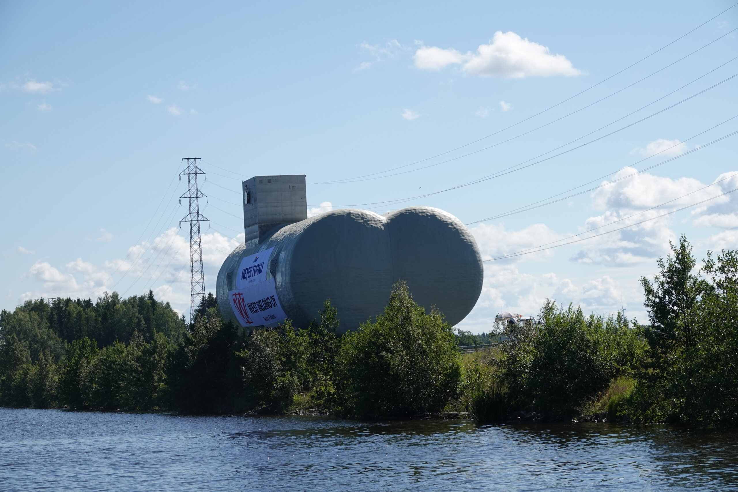 Bilobe LNG tank